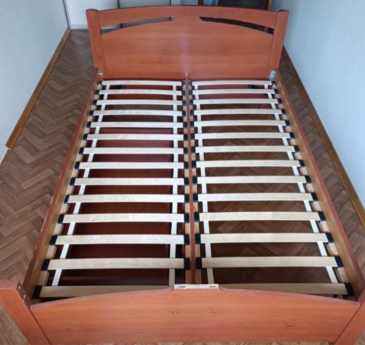 Продам деревʼяне ліжко