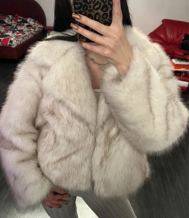 Шубка ZARA біла з еко хутра