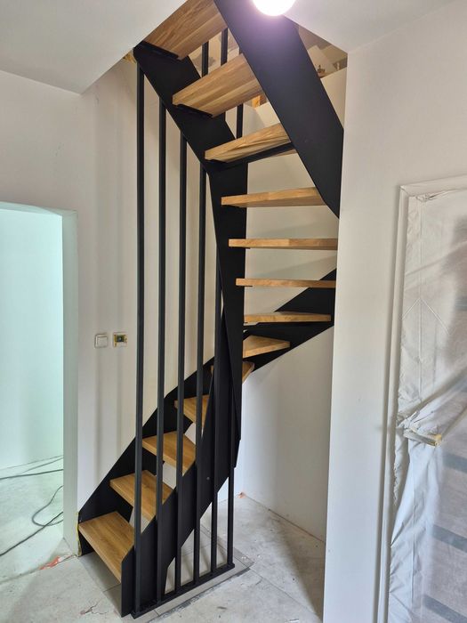 Schody samonośne na konstrukcji metalowej