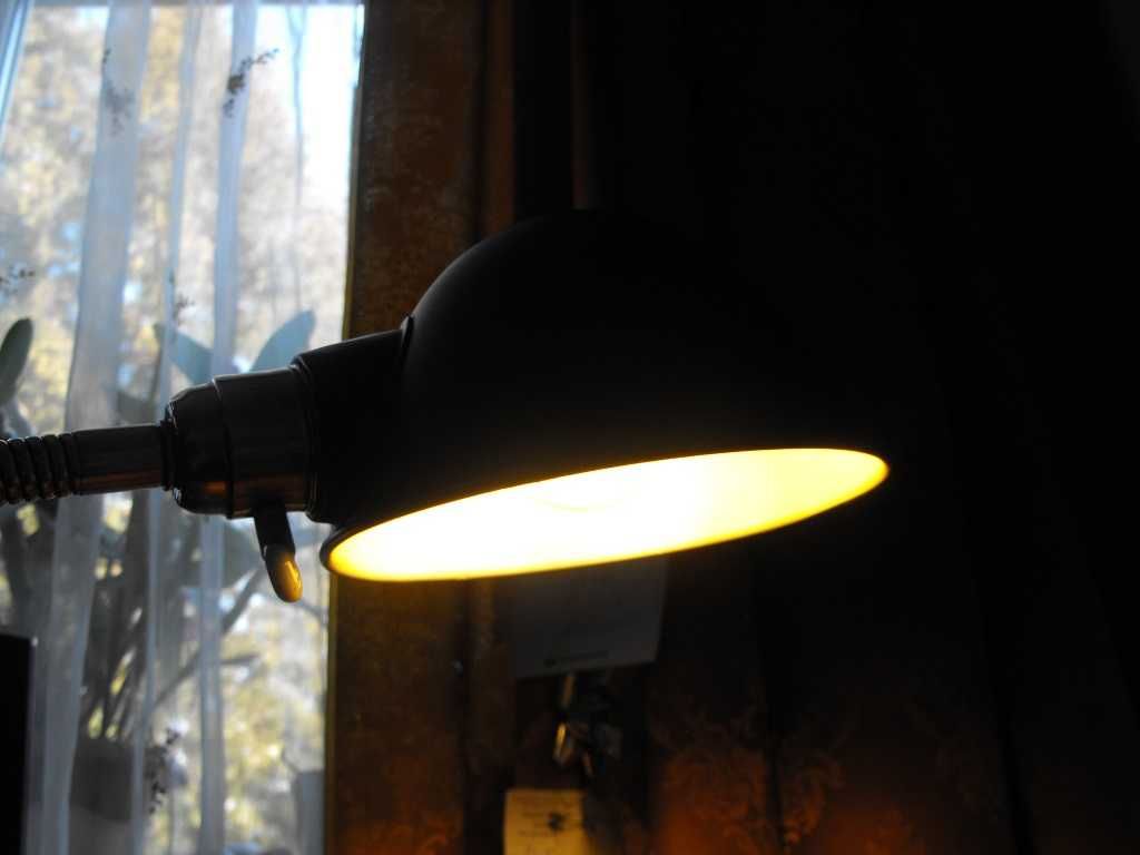 Metalowa lampka mocowana do blatu. Dostawa gratis