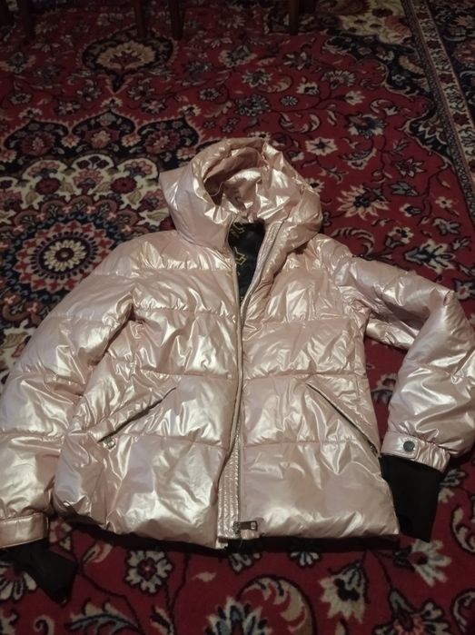 зимова куртка з вирізом на пальці та чоботи