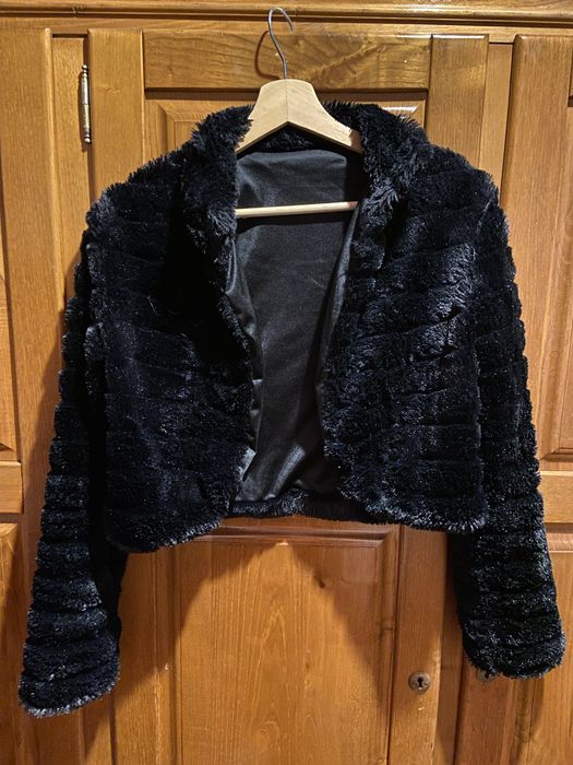 Casaco preto comprido com gola pelo mango c/ borboto e bolero em pelo