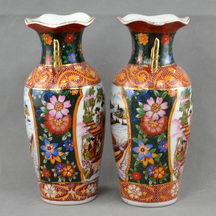 Par de Jarras Porcelana da China com flores e figuras orientais