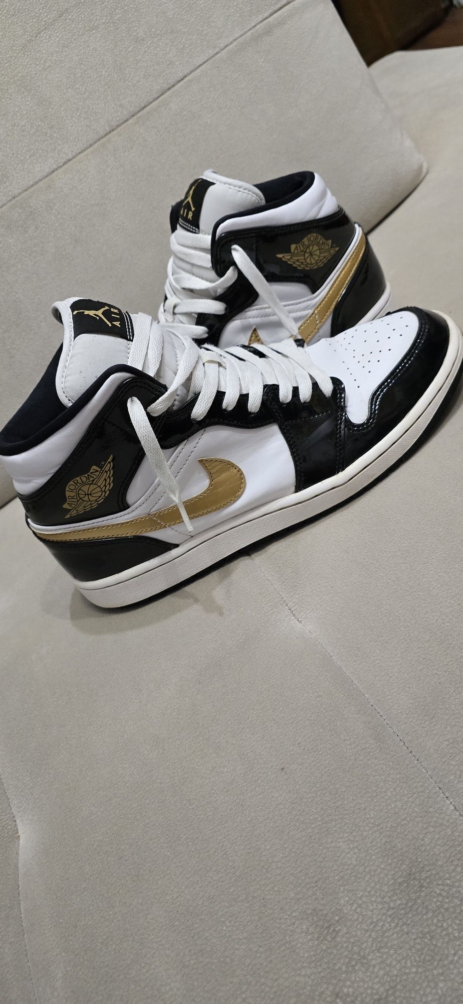 Jordan 1 Mid Patent Black White Gold