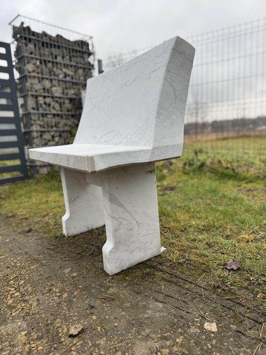 Ławeczka marmurowa z pełnego bloczka kamienia ławka nagrobkowa ręczne