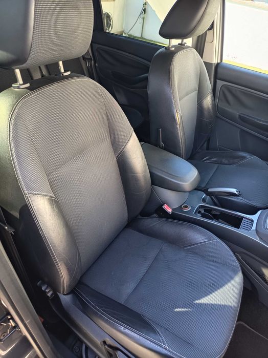 Carrinha Ford C-max muito bem estimada