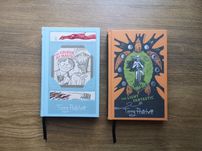 2 volumes da colecção Discworld de Terry Pratchett