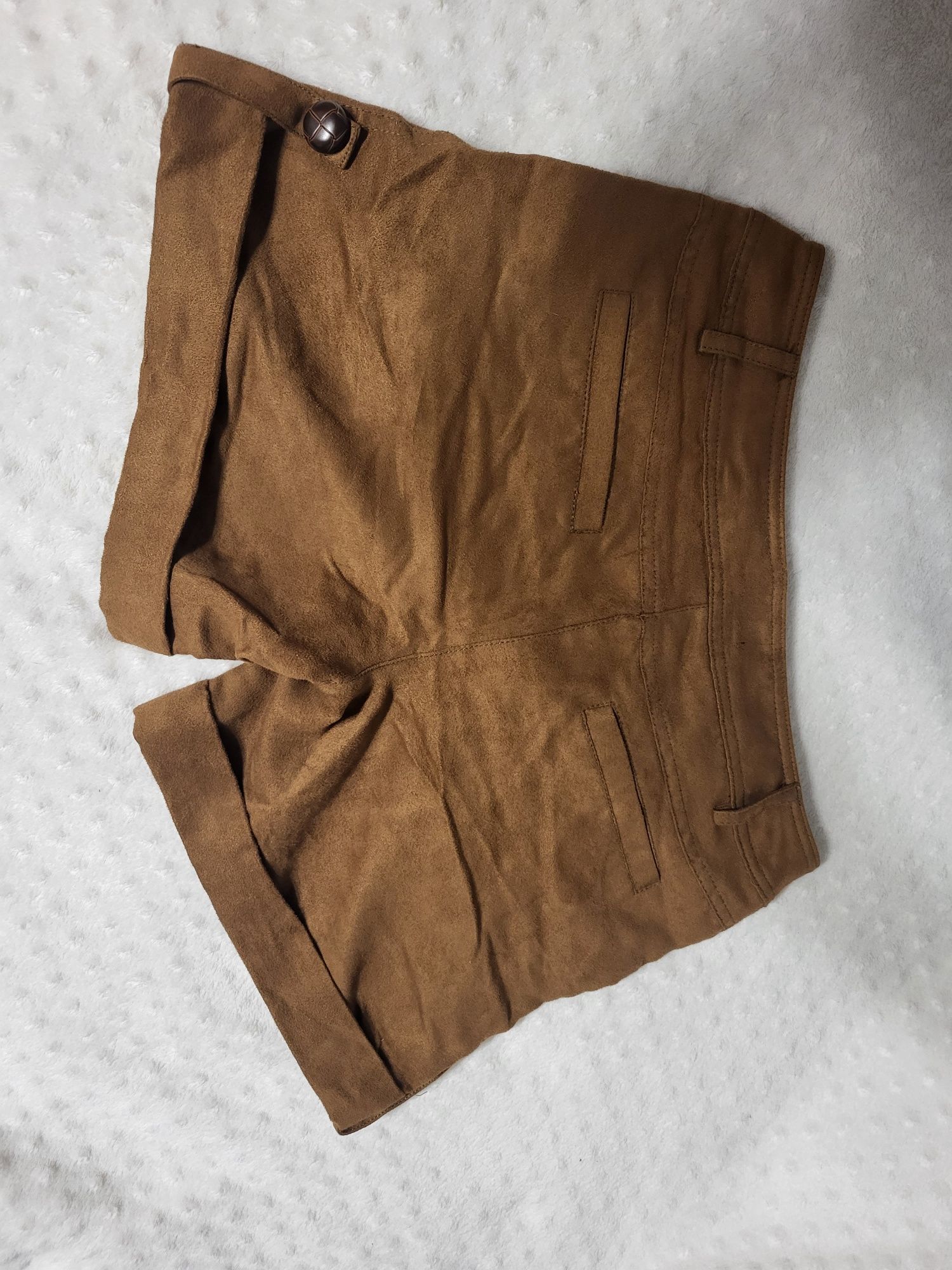 Zamszowe spodenki r 36 .