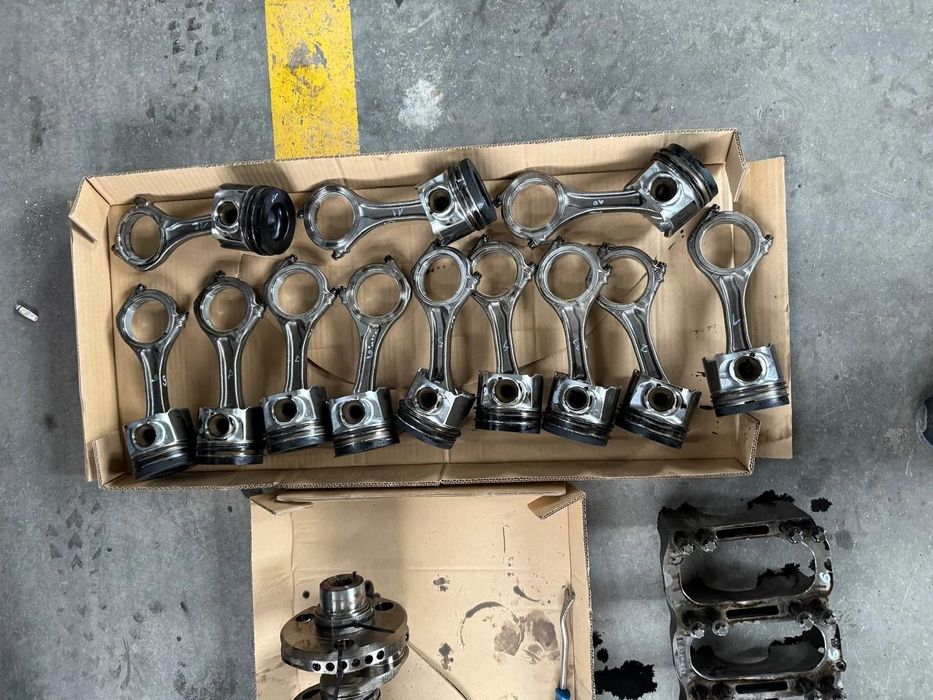 Tłoki + korowody Audi Q7 4L 6.0 TDI V12 05A107065D 1