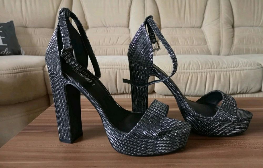 Buty na Słupku Srebro z Czarnym