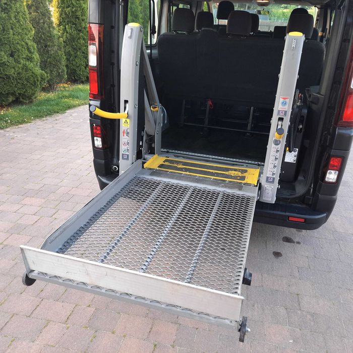 Wypożyczalnia Samochodów Busów osobowych Winda dla niepełnosprawnych