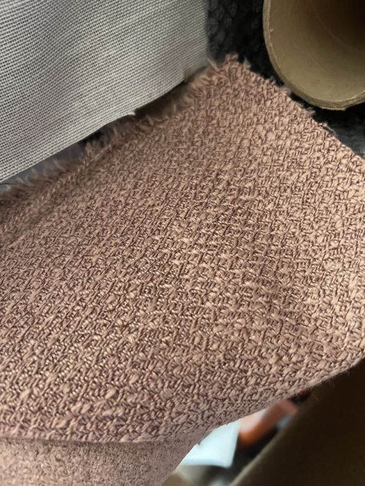 Куски  і відрізки різної тканини меблевої