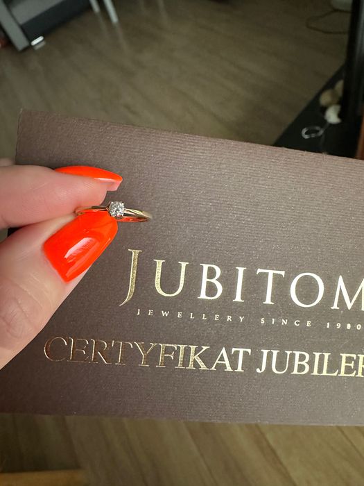 Złoty pierścionek z diamentem