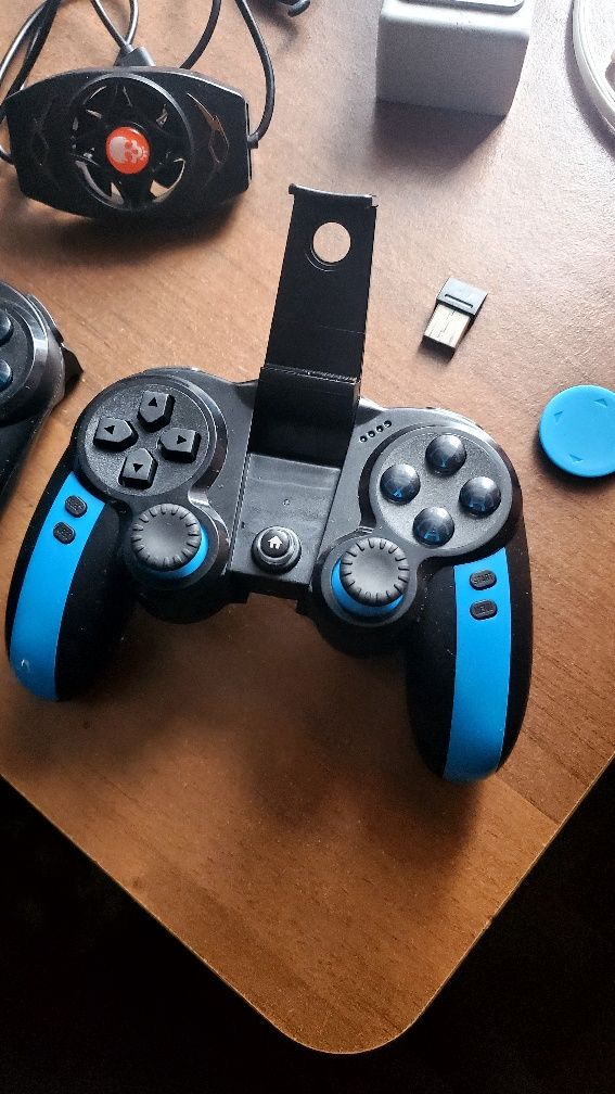 Игровой блютуз джостик.