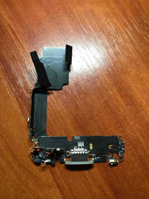 Нижній шлейф iPhone 15 Pro та порт зарядки з мікрофоном Black1