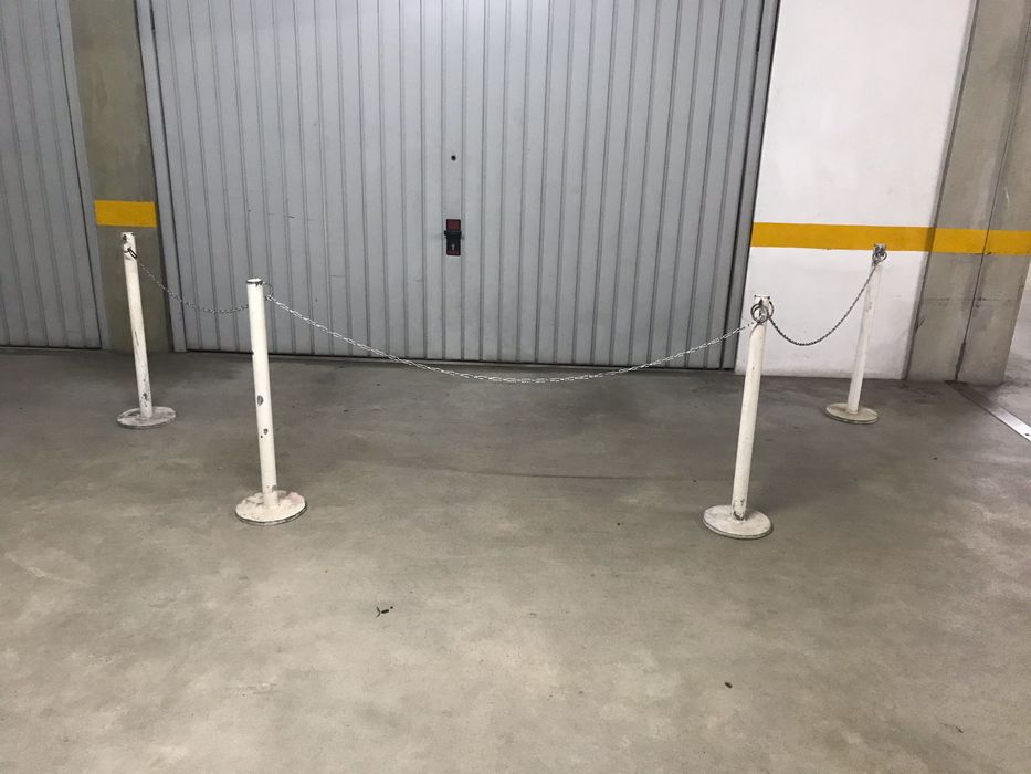 Postes barreira limitadores com corrente mecos espaço loja ou garagem