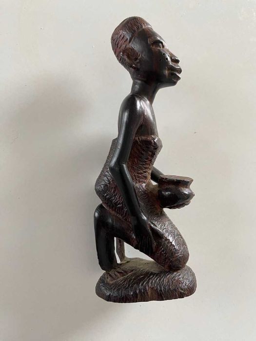 Ręcznie rzeźbiona figurka z drewna joruba, dekoracja.