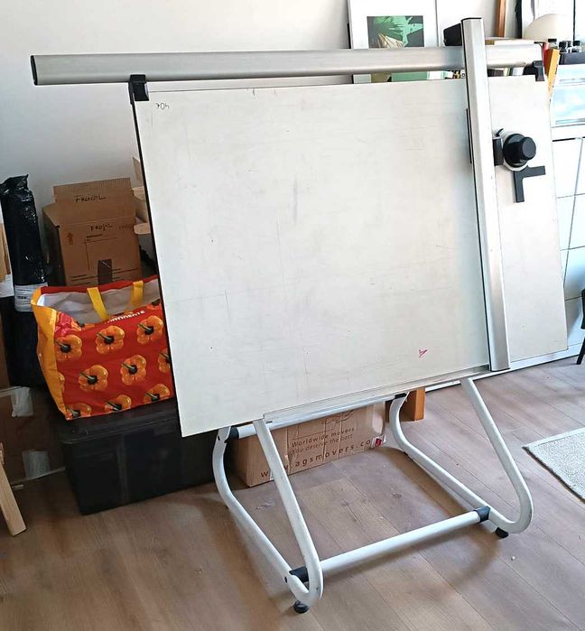 Estirador usado com máquina de desenho