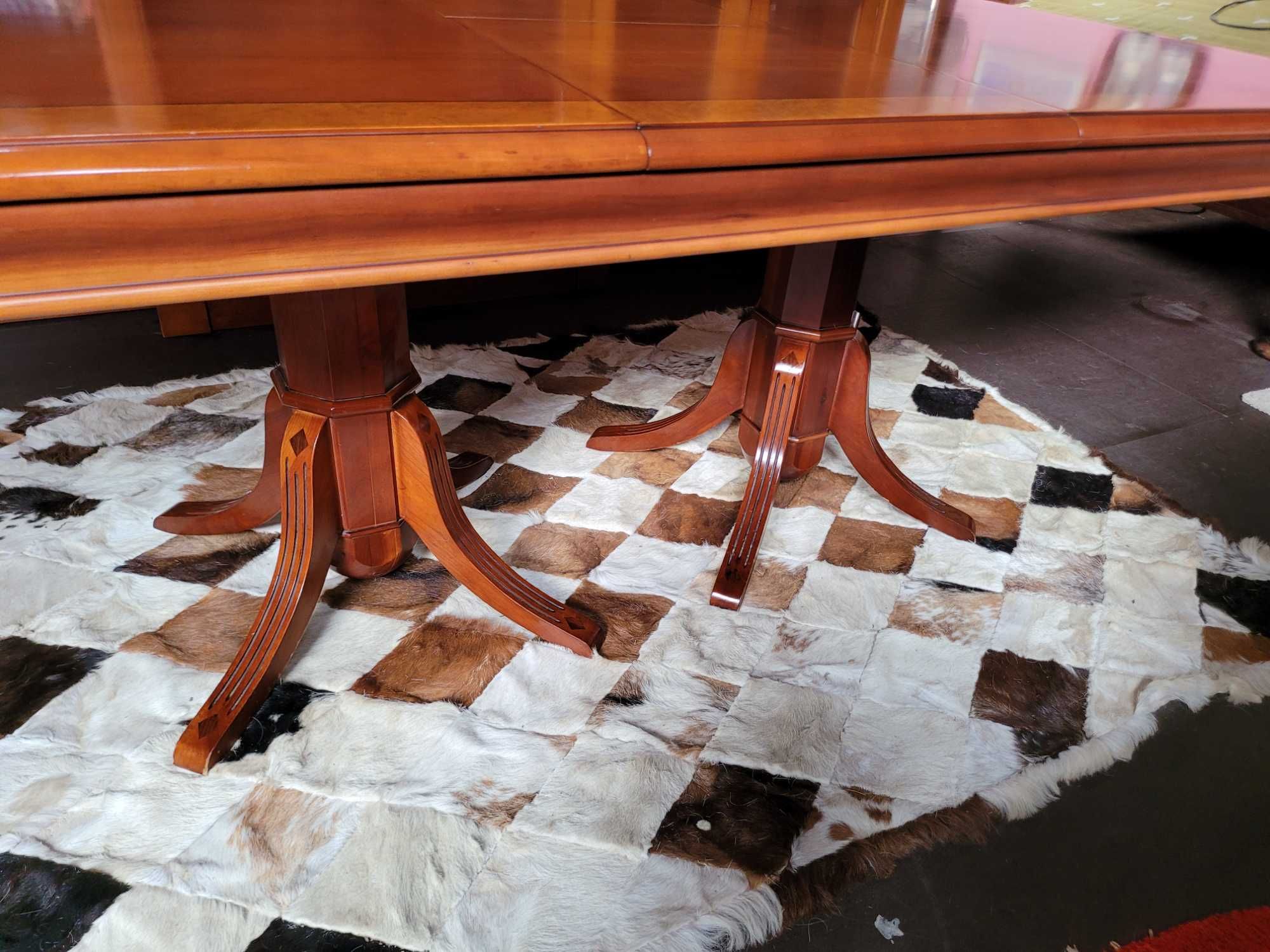 Excelente mesa em madeira maciça (Cerejeira) Extensível