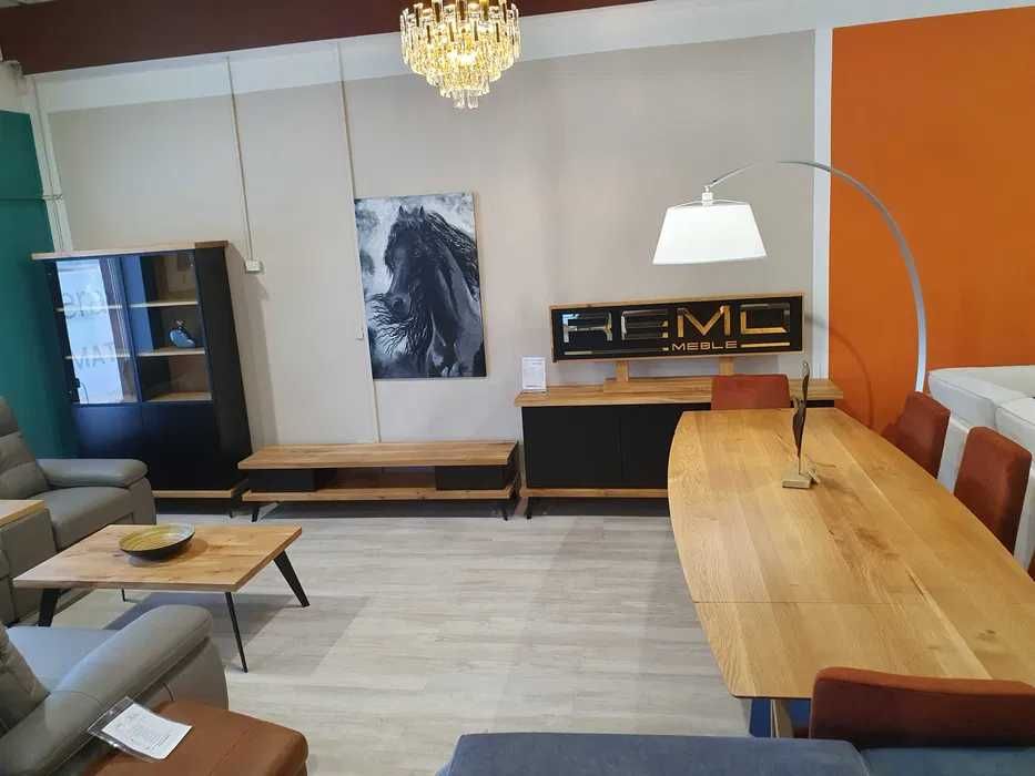 SOHO witryna drewniana z czarnymi frontami  Remo Meble Promocja 40%