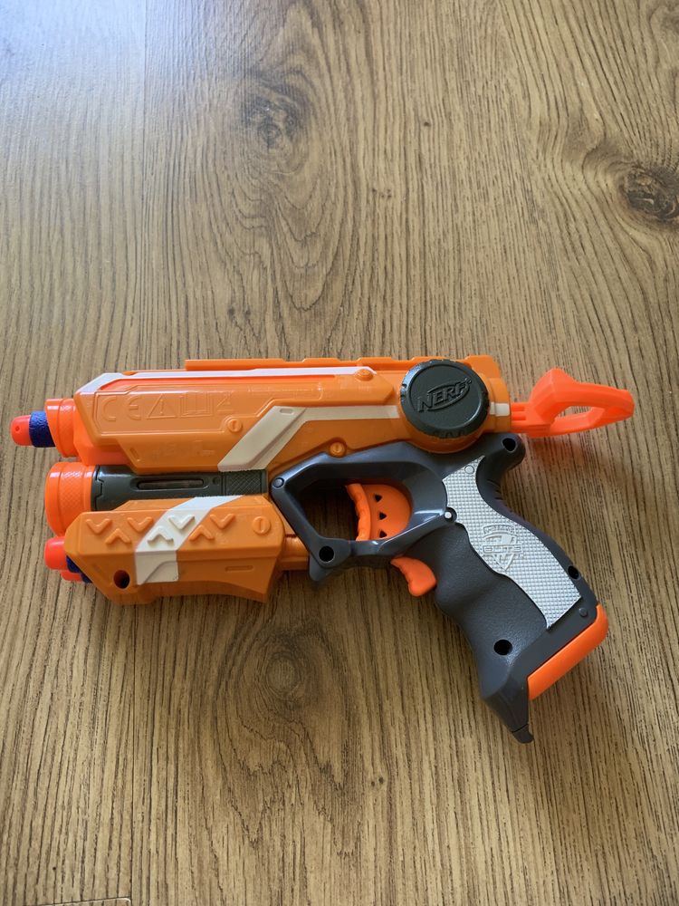 Pistolet Nerf ELITE Firestrike z laserem