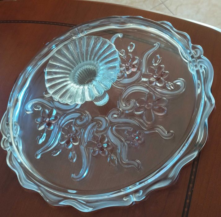 Prato de bolo em vidro com florès