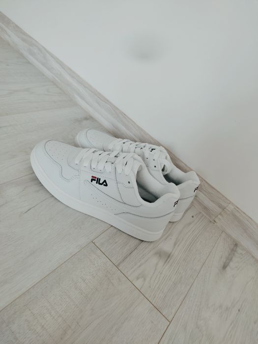 Białe sneakersy ze skóry naturalnej Fila roz 39