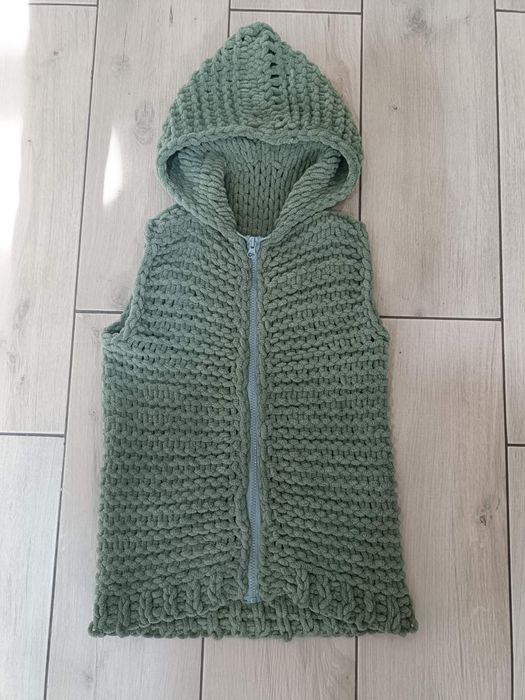 продам дитячу в'язану жилетку