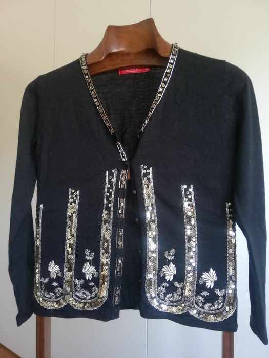 Casaco em malha bordado