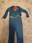 Vendo fato de carnaval superman