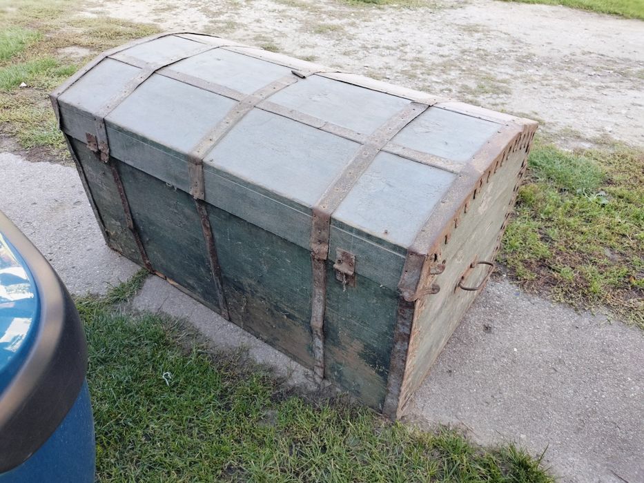 Starocie kufer, oficerki, kołowrotek