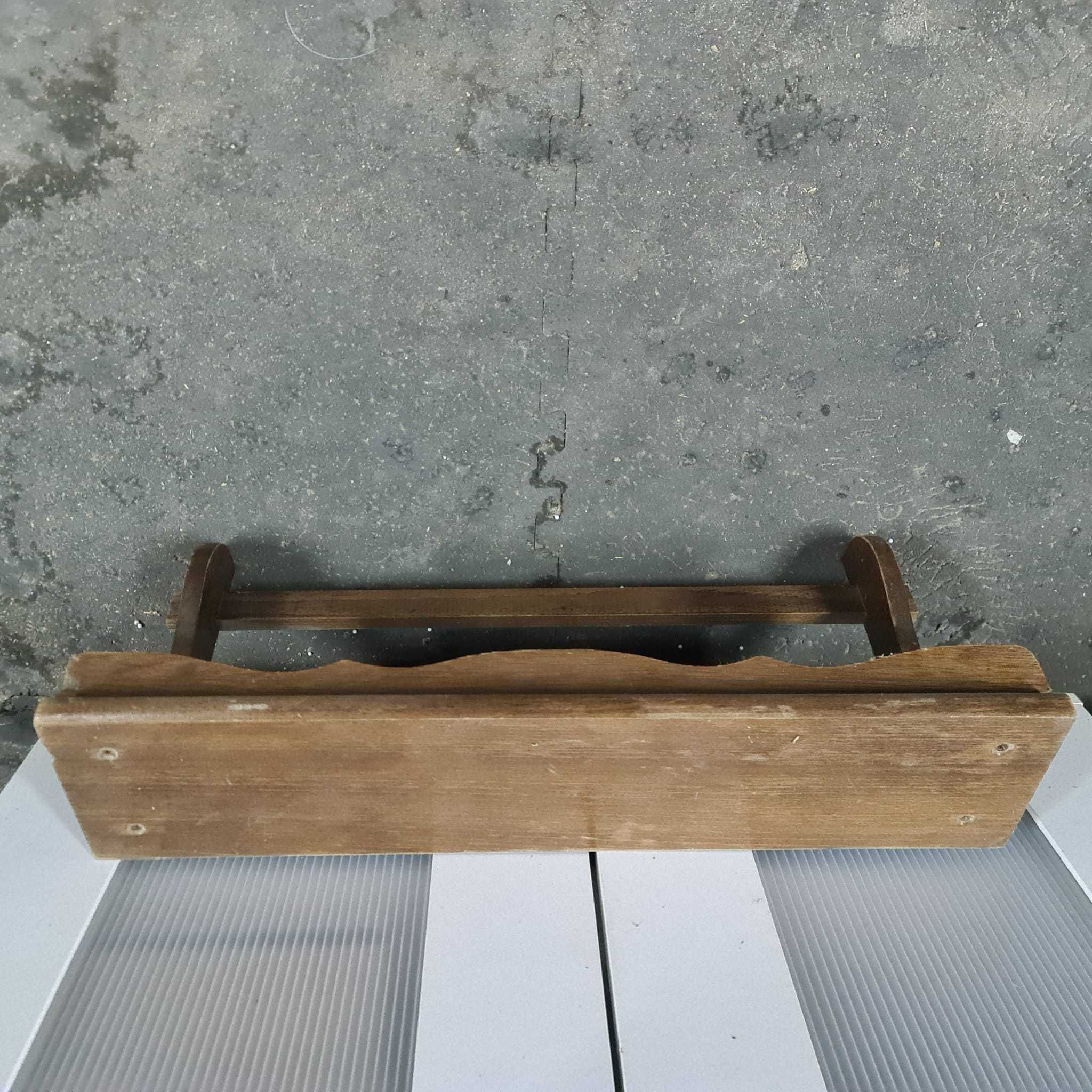 Prateleira de madeira antiga pendura canecas para cozinha ou sala