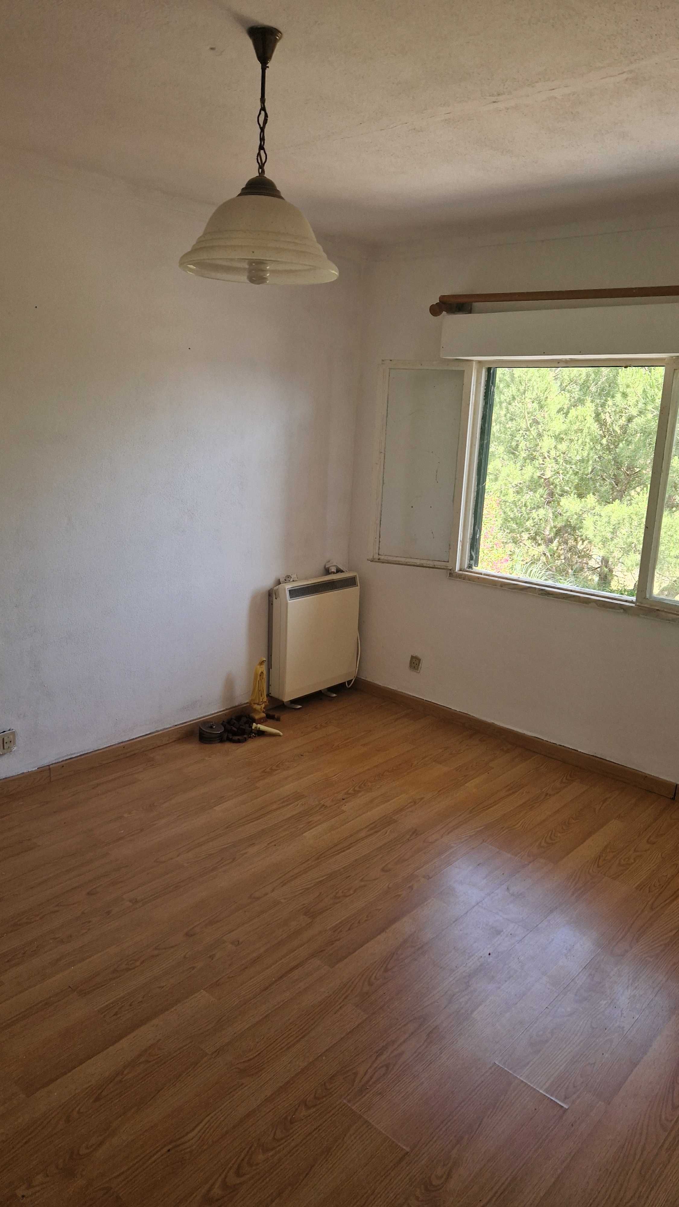 Moradia T6 com 2 andares ,1 andar renovado