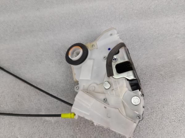 Fechadura / fecho porta frente direito TOYOTA Yaris (_P9_)