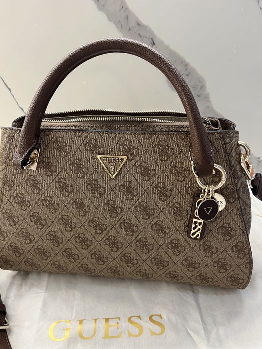 Mala Guess com monograma