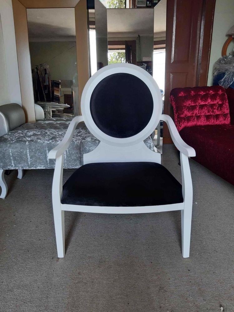 Cadeirao em branco lacado.
