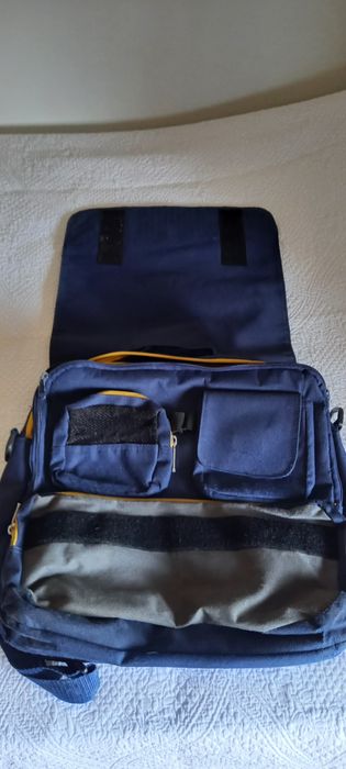 Mochila azul, usada, em bom estado