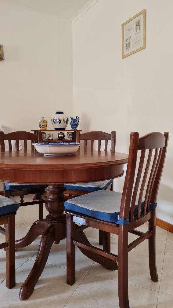 Mesa e cadeiras de madeira maciça