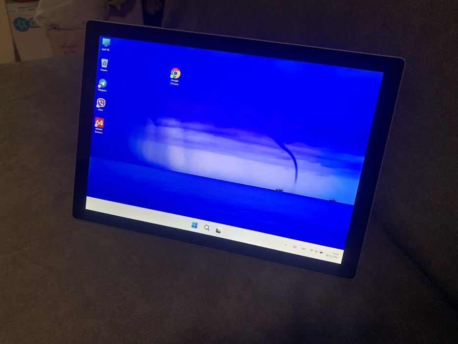 Продам планшет Microsoft surface pro 5 4/128 (аккум 97%)