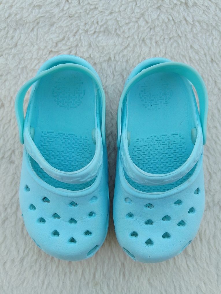 Шльопки типу Crocs 13,5 см блакитні з сердечками