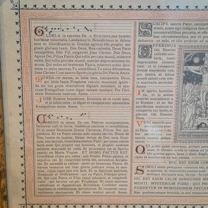 Quadro Litúrgico Latim – Moldura Dourada Ornamental (33x48x1,5 cm)