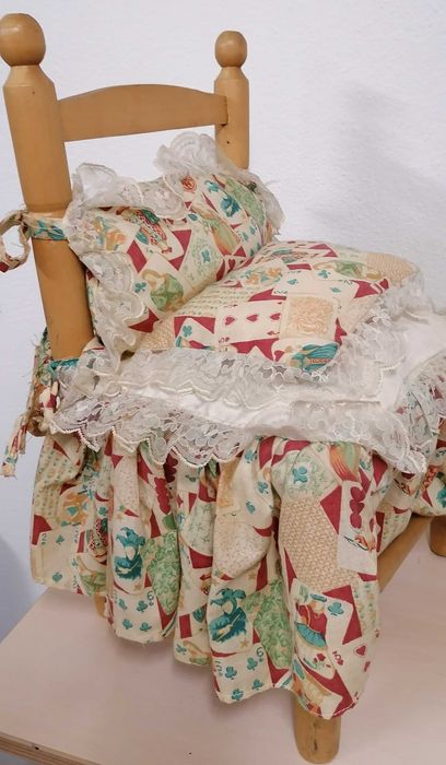 Cadeira decorativa, em madeira, por 5€