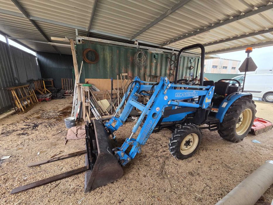 Trator Usado - Modelo LS R36i 4x4 com Carregador Frontal + Acessórios