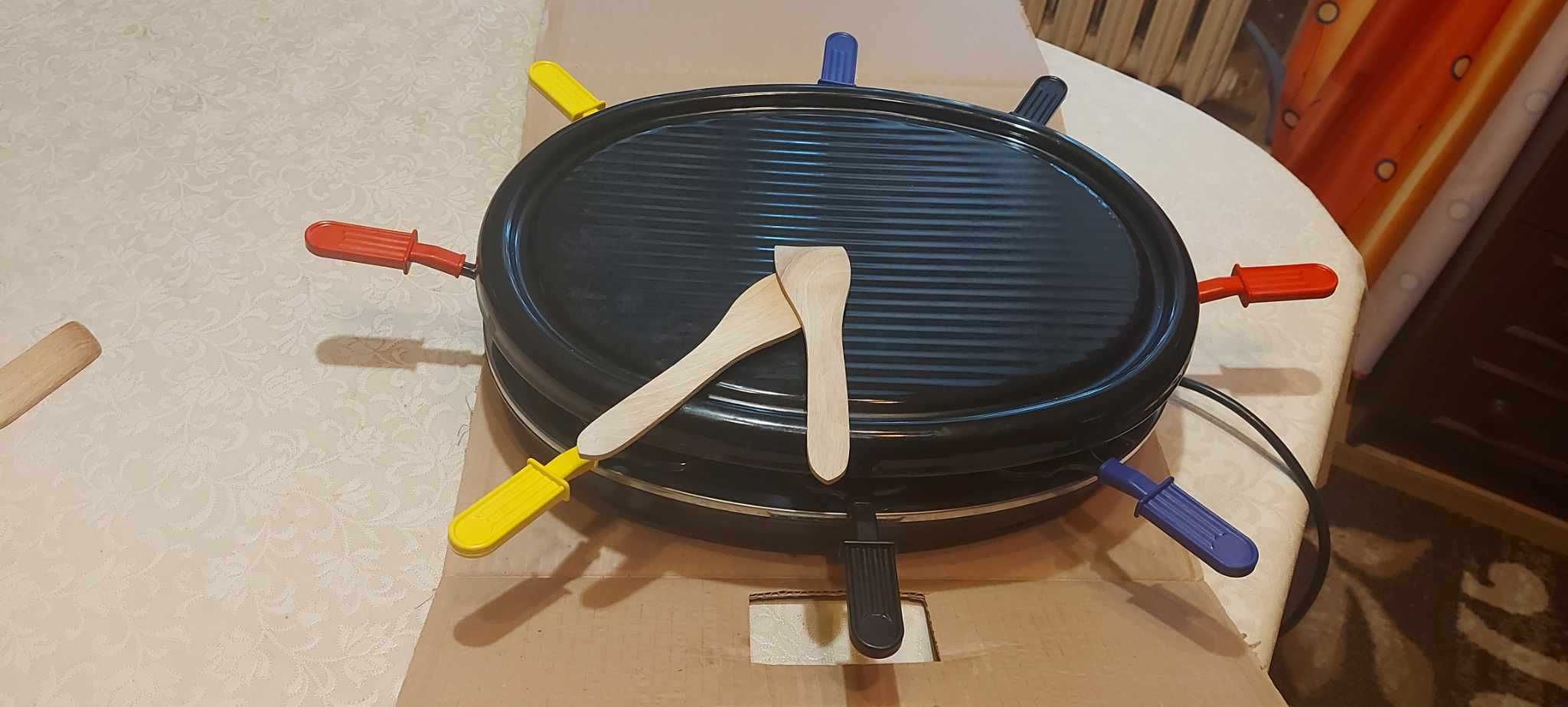 Grill elektryczny z patelenkami.