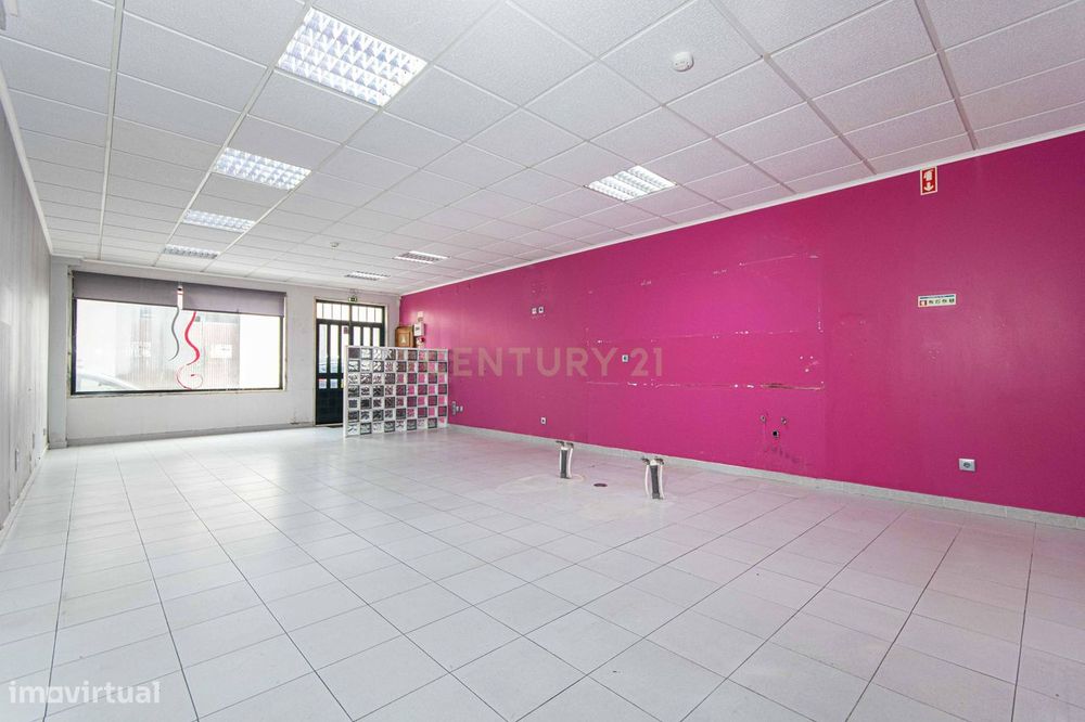 Loja para venda em Casal de Cambra com 113 m2