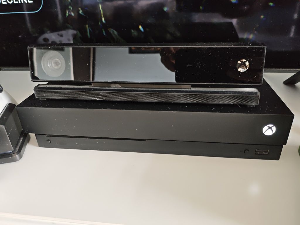 Xbox One X 1Tb + game pass + 2 pady + gry + kinnekt + ładowarka