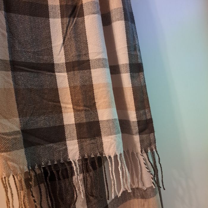 Zimowy szal w kratę brąz beż