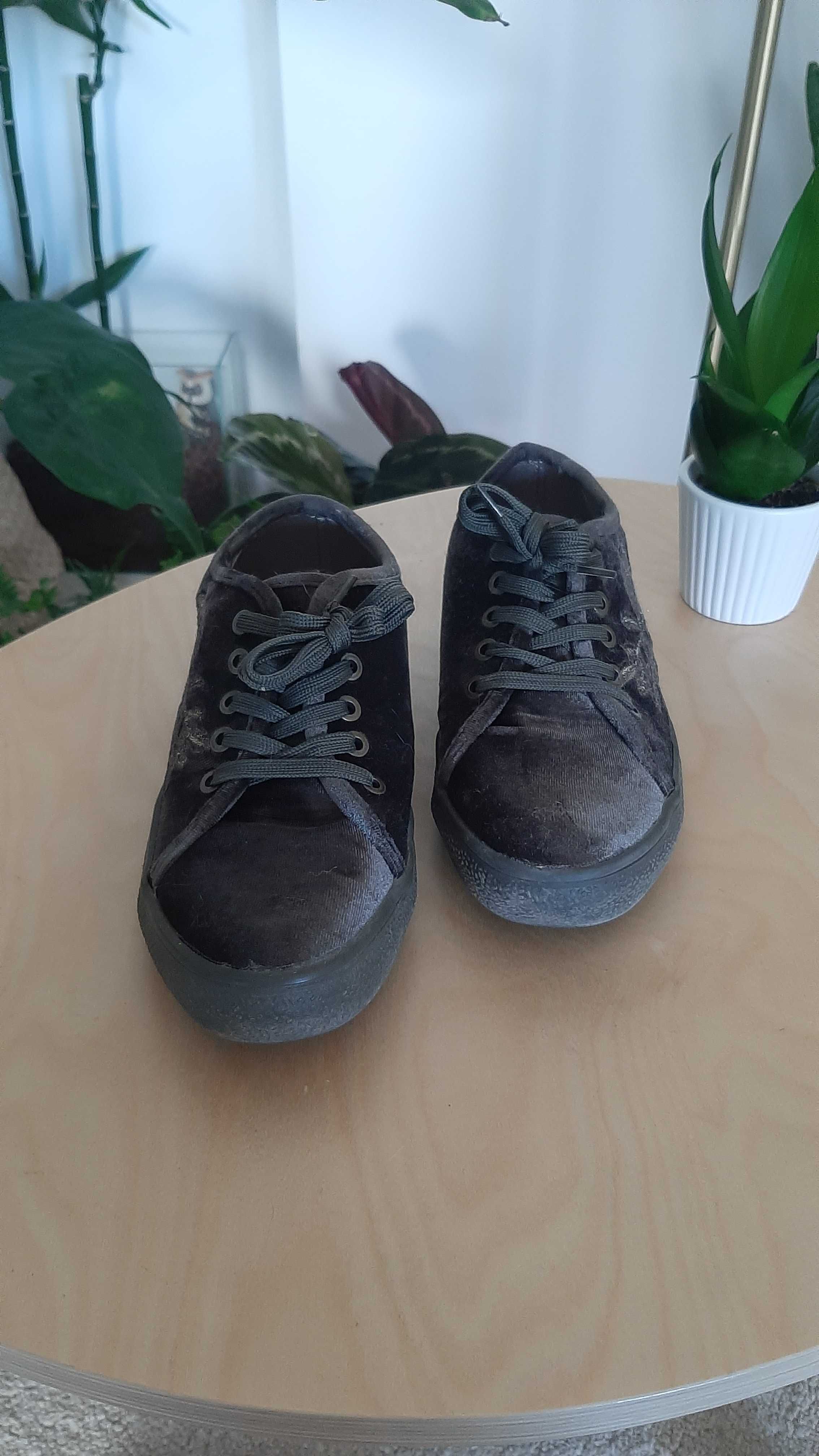 Sapatos verde tropa em veludo Foreva, 36 (interior em pele)