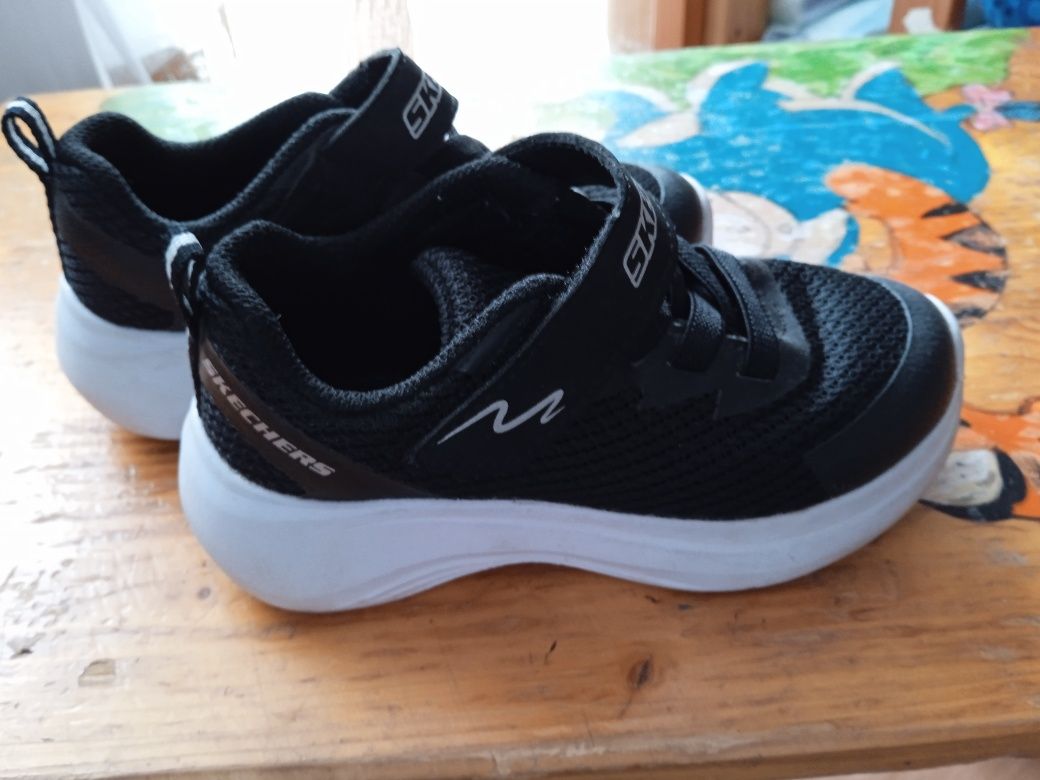 Raz ubrane Skechers r.25