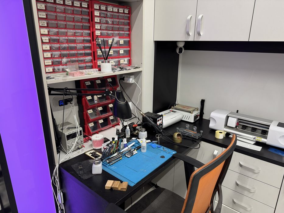 Бізнес під ключ (Ашан, Львів) — ремонт смартфонів та продаж аксесуарів